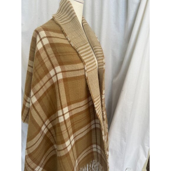 Beautiful Steve Madden Tan & White Versatile Reversible Long Scarf with Fringe - Picture 3 of 8